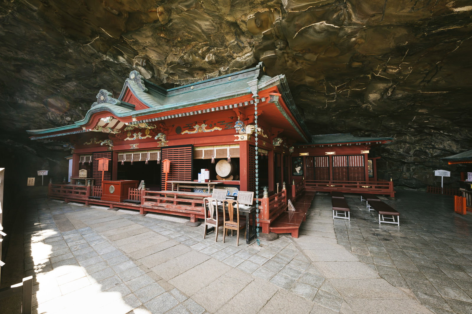 岩窟前に建つ鵜戸神宮の社殿と参道