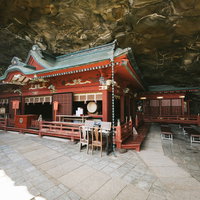 岩窟内に本殿がある鵜戸神宮の神殿の写真