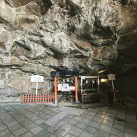 鵜戸神宮の岩窟に囲まれたお乳水と参拝スペースの写真