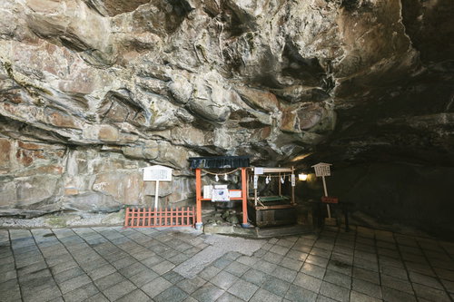 鵜戸神宮の岩窟に囲まれたお乳水と参拝スペース