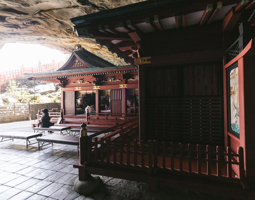 岩窟に囲まれた鵜戸神宮の朱色の社殿と洞窟の風景
