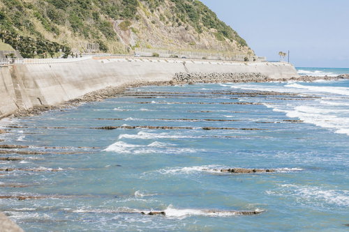 宮崎県日南市の栄松ビーチでシーカヤックの準備をする2人