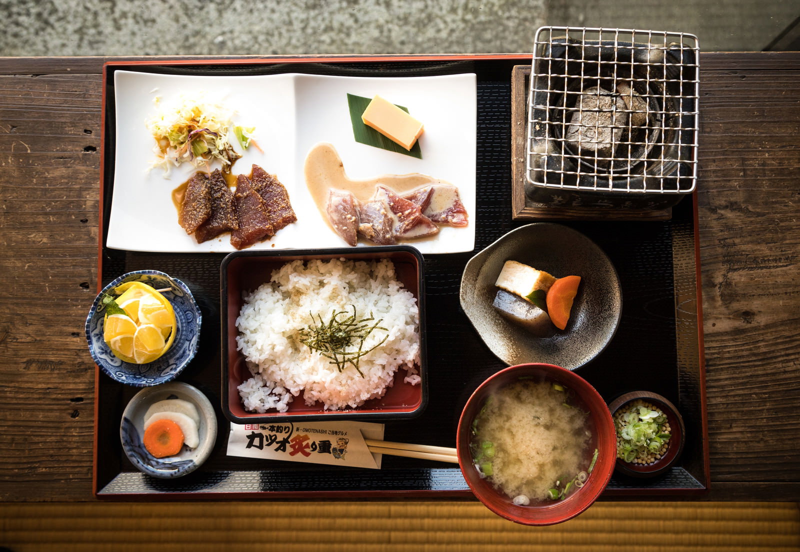 飫肥城歴史資料館と満開の桜が咲く石垣の風景