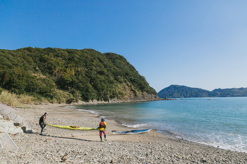 宮崎県日南市の栄松ビーチでシーカヤックの準備をする2人