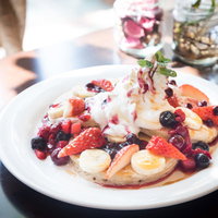 話題の九州パンケーキにフルーツ盛り合わせの写真