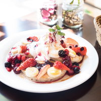 九州産の小麦と雑穀を使った九州パンケーキにトッピングされたカラフルなフルーツの写真