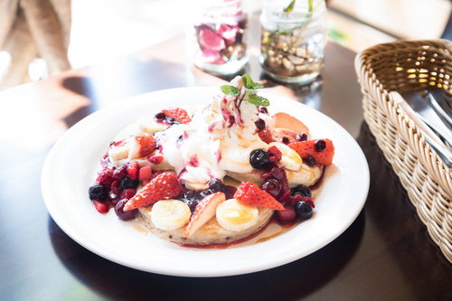九州産の小麦と雑穀を使った九州パンケーキにトッピングされたカラフルなフルーツ
