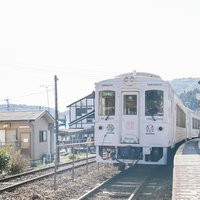 南郷駅のホームで待機する観光列車「海幸山幸」の写真