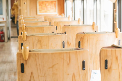 飫肥杉がふんだんに使われた海幸山幸の車内