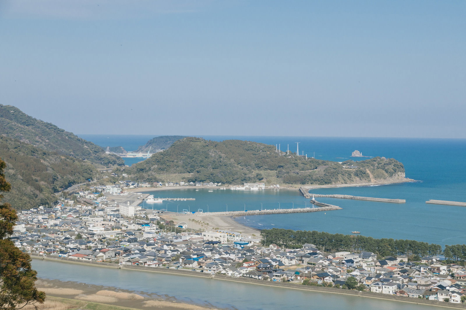 南郷城跡から見下ろした大堂津の街並みと青い海の風景