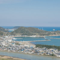 南郷城跡から眺める大堂津の街並みと青い海岸線の写真