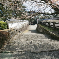 飫肥城跡の石段がある飫肥小学校の通学路と歴史的な石垣風景の写真