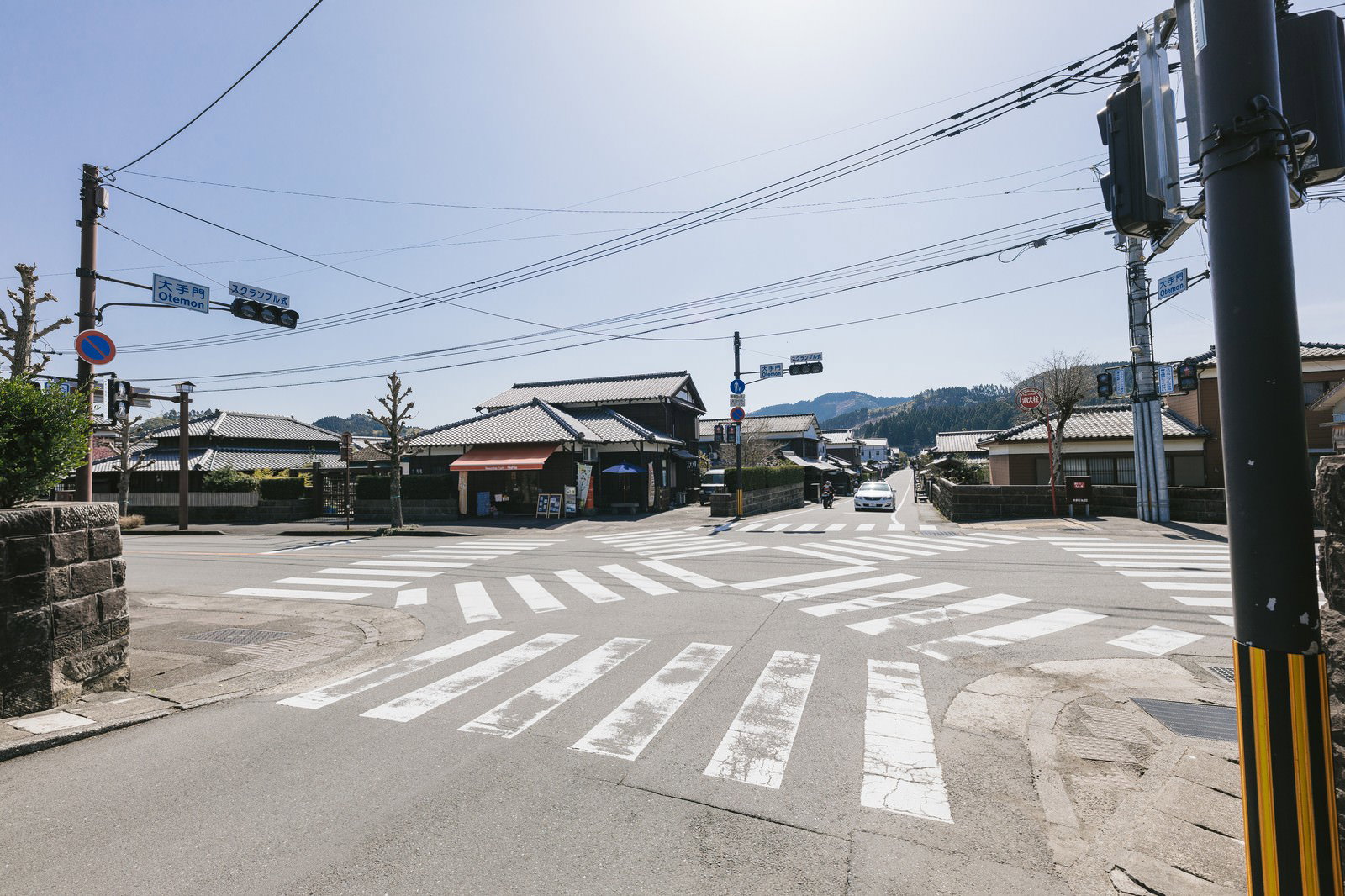 宮崎県日南市の大手門にある人通りのないスクランブル交差点
