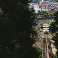 山の合間を走る日南線の列車 宮崎県の山間を走るローカル線の写真