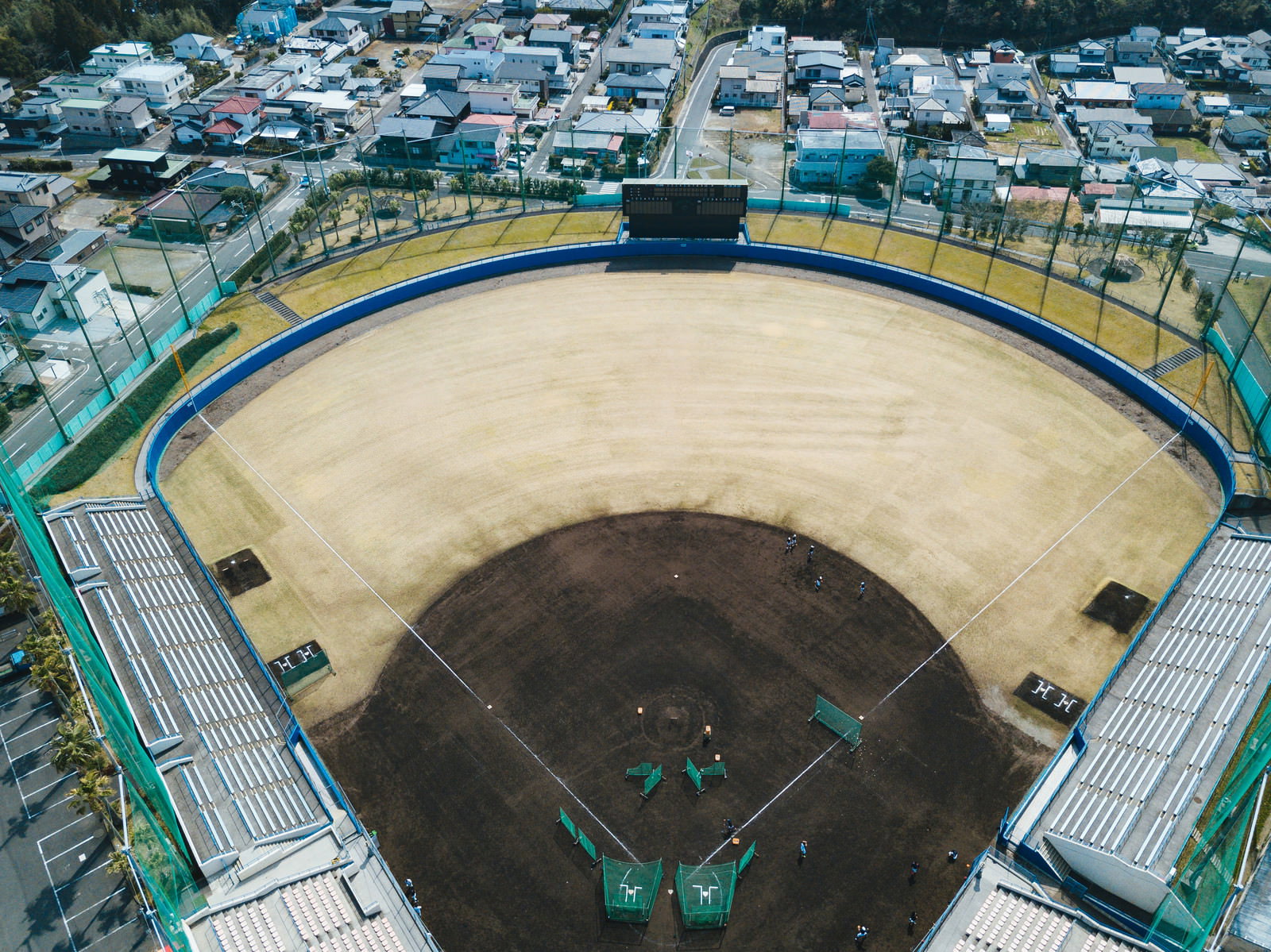 上空から撮影した南郷スタジアムの全景、円形の観客席と野球場