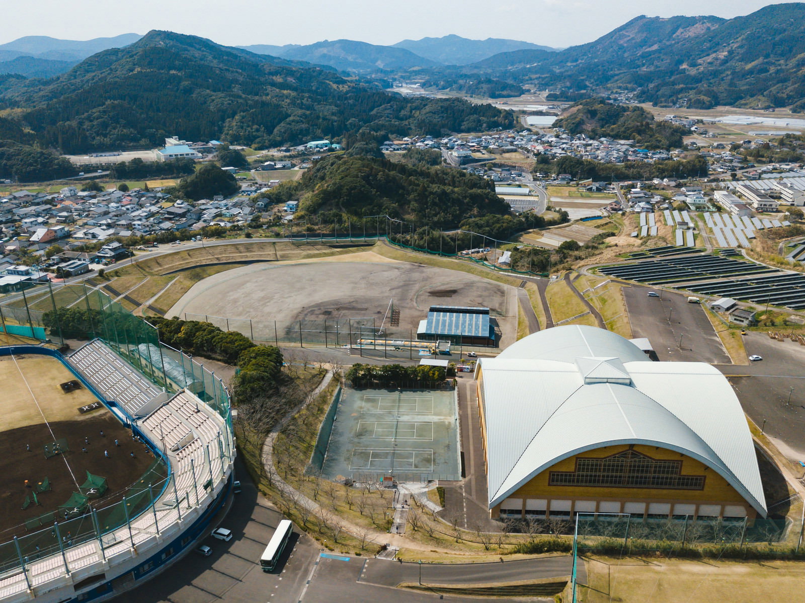 空から見た宮崎県日南市の南郷球場と南郷くろしおドーム