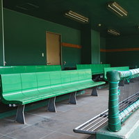 宮崎県日南市の天福球場に並ぶ緑色のベンチの写真