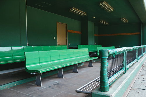 宮崎県日南市の天福球場に並ぶ緑色のベンチ