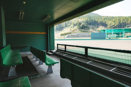 天福球場のベンチから見るグランドと観客席