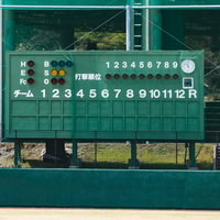 宮崎県日南市の天福球場に設置される緑色のスコアボードの写真