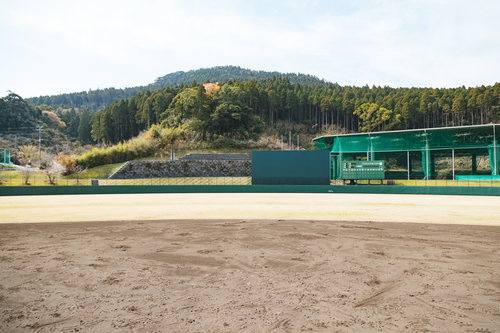 宮崎県日南市の天福球場のバックスクリーンとスコアボード