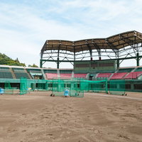 天福球場でのバッティング練習中の風景と観客席の写真