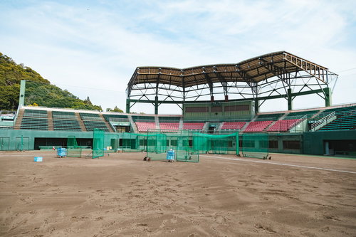 天福球場でのバッティング練習中の風景と観客席