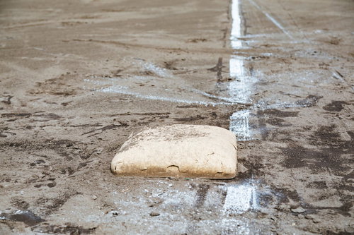 三塁ベースと白線（野球練習中）