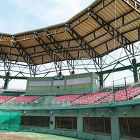 宮崎県天福球場の内野ネット裏から見た観客席と屋根の写真
