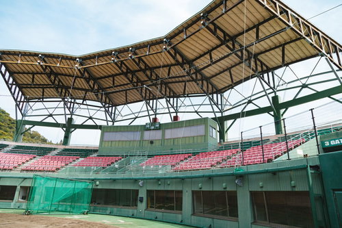 宮崎県天福球場の内野ネット裏から見た観客席と屋根