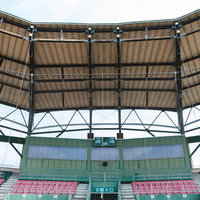 宮崎県日南市の天福球場のネット裏から見上げた屋根の写真