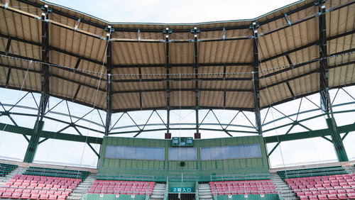 宮崎県日南市の天福球場のネット裏から見上げた屋根