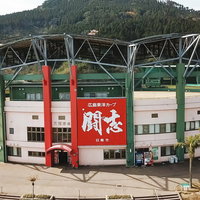 「闘志」の看板が掲げられた天福球場の正面入り口の写真