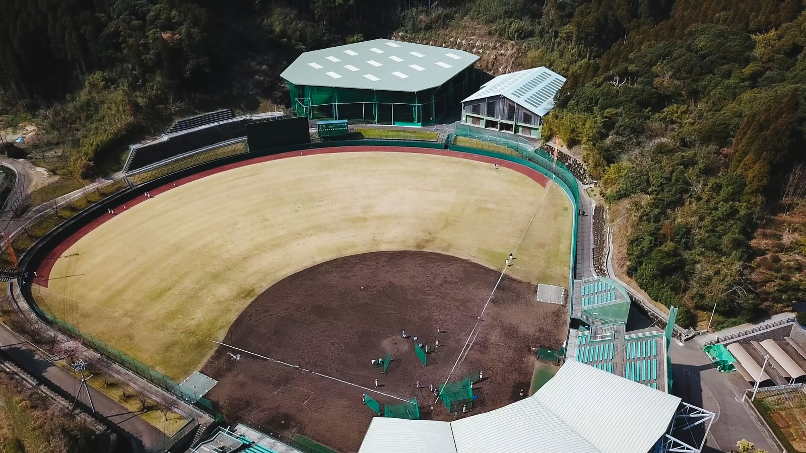天福球場の空撮写真。円形のメイングラウンドと投球練習場、室内練習場が見える