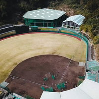 広島カープの練習拠点・天福球場と投球練習場をのぞむ空撮の写真