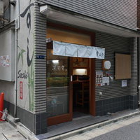 のれんがかかる寿司幸（すしこう）の店前の景観の写真