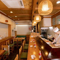 日本橋寿司幸の落ち着いた雰囲気のカウンター席と店内の写真