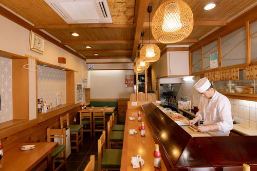 日本橋寿司幸の落ち着いた雰囲気のカウンター席と店内