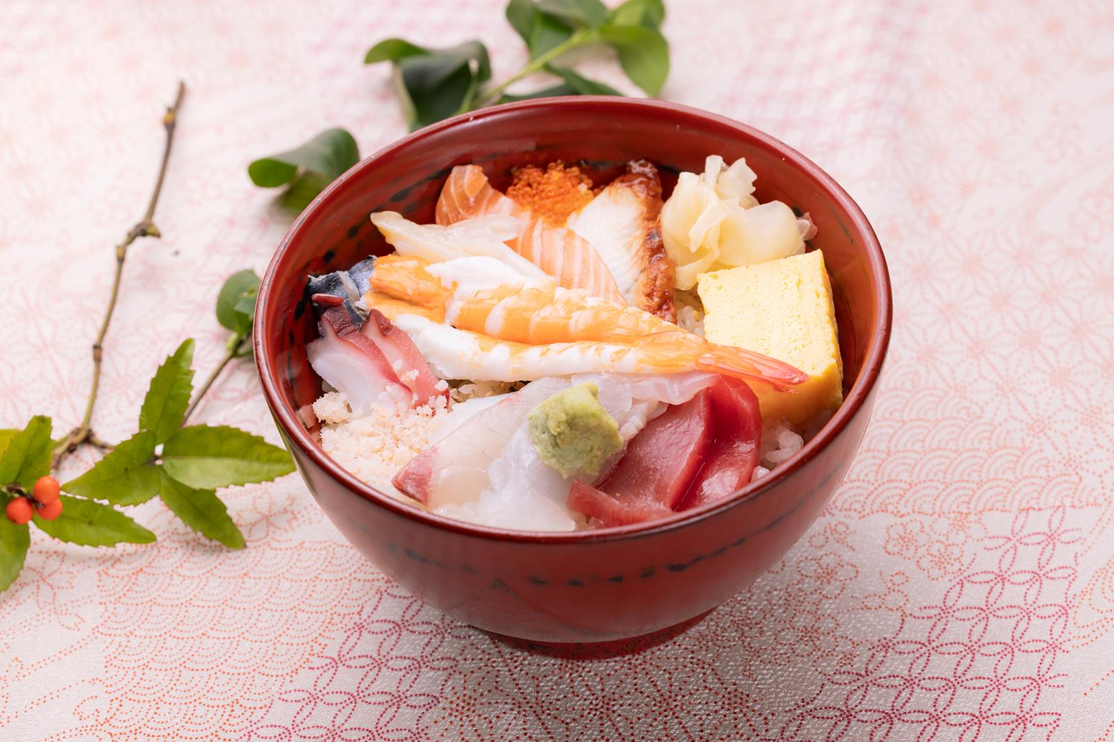 赤い丼に盛られた寿司屋のランチメニューのちらし寿司