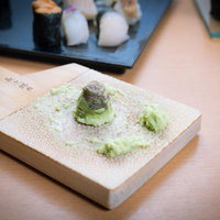 木製のおろし金にすりおろした本わさび、寿司店の調理風景の写真