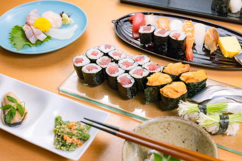 寿司盛り合わせ〜巻寿司や握り寿司、ウニの軍艦巻きなど