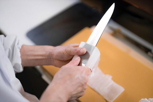 白いまな板の上で剥かれていく大根の桂剥き