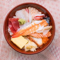 寿司幸のちらし寿司と海鮮丼の盛り合わせ定食の写真