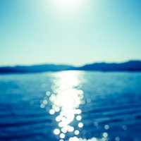秋の池に空と雲が映り込む水面の写真