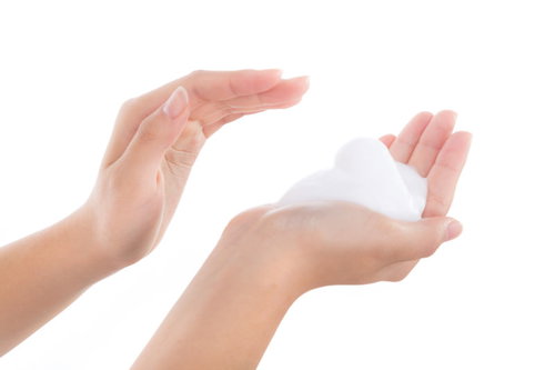 手のひらいっぱいに広がる白い泡立ちクレンジング