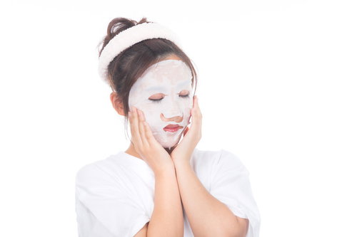 白いシートマスクでスキンケアする女性の潤い美容ケア