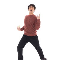 空前絶後の肉まんを食べて叫ぶ男性の写真