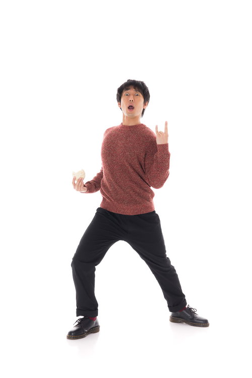 空前絶後の肉まんを食べて叫ぶ男性