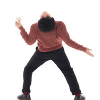 肉まんを食べながらイナバウアーをする男性の写真