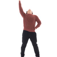 肉まんが仲間の印、勝利のポーズを取る男性の写真